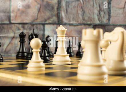 Chiffres blancs contre chiffres noirs sur le chessboard Banque D'Images