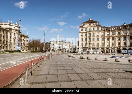 Bavière-Munich-Allemagne, 22. März 2020: Des rues vides à la Karlsplatz Stachus à Munich en raison de l'arrêt dû au virus corona Banque D'Images