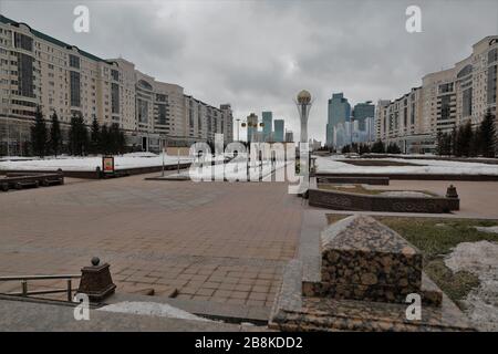 (200322) -- NUR-SULTAN, 22 mars 2020 (Xinhua) -- la photo prise le 22 mars 2020 montre une place vide à Nur-Sultan, au Kazakhstan. Pour la première fois, le Kazakhstan n'a pas célébré le festival de Nowruz avec des événements publics en raison de la nouvelle épidémie de coronavirus. Nowruz, qui signifie littéralement un nouveau jour, est le jour le plus important pour les kazakhs. À partir du 21 mars, jour de l'équinoxe de printemps, le festival signifie le début du printemps. (Photo de Kalizhan Ospanov/Xinhua) Banque D'Images