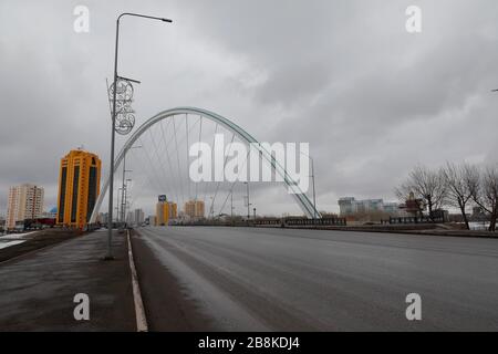 (200322) -- NUR-SULTAN, 22 mars 2020 (Xinhua) -- la photo prise le 22 mars 2020 montre un pont vide à Nur-Sultan, au Kazakhstan. Pour la première fois, le Kazakhstan n'a pas célébré le festival de Nowruz avec des événements publics en raison de la nouvelle épidémie de coronavirus. Nowruz, qui signifie littéralement un nouveau jour, est le jour le plus important pour les kazakhs. À partir du 21 mars, jour de l'équinoxe de printemps, le festival signifie le début du printemps. (Photo de Kalizhan Ospanov/Xinhua) Banque D'Images