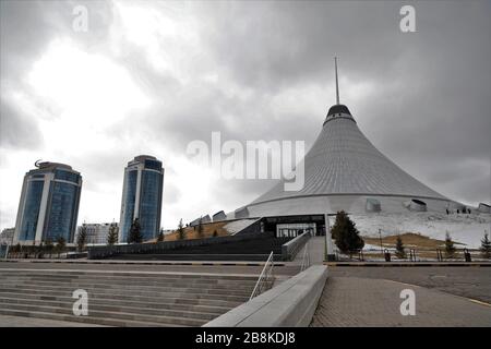 (200322) -- NUR-SULTAN, 22 mars 2020 (Xinhua) -- le centre commercial Khan Shatyr est fermé à Nur-Sultan, Kazakhstan, 22 mars 2020. Pour la première fois, le Kazakhstan n'a pas célébré le festival de Nowruz avec des événements publics en raison de la nouvelle épidémie de coronavirus. Nowruz, qui signifie littéralement un nouveau jour, est le jour le plus important pour les kazakhs. À partir du 21 mars, jour de l'équinoxe de printemps, le festival signifie le début du printemps. (Photo de Kalizhan Ospanov/Xinhua) Banque D'Images