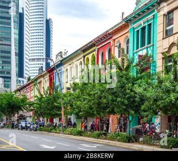 La terrasse abrite des boutiques de tissus et de textiles le long de la rue bordée d'arbres Jalan Tuanku Abdul Rahman, au centre de Kuala Lumpur en Malaisie. Banque D'Images