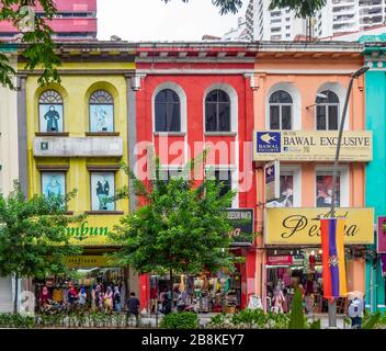 La terrasse abrite des boutiques de tissus et de textiles le long de la rue bordée d'arbres Jalan Tuanku Abdul Rahman, au centre de Kuala Lumpur en Malaisie. Banque D'Images