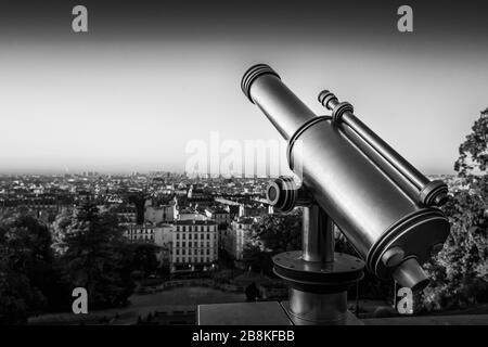 Vue sur le télescope et le paysage urbain depuis la colline de Montmartre surplombant les toits, Paris, France, pris au début de la matinée d'automne en septembre Banque D'Images