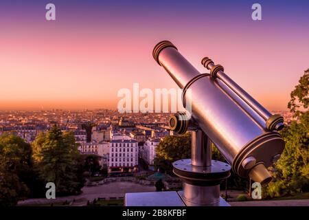 Télescope avec vue sur le toit depuis Montmartre pendant un lever de soleil vibrant et coloré, Paris, France. Pris dans une chaude matinée d'automne en septembre Banque D'Images