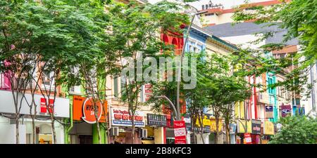 La terrasse abrite des boutiques de tissus et de textiles le long de la rue bordée d'arbres Jalan Tuanku Abdul Rahman, au centre de Kuala Lumpur en Malaisie. Banque D'Images