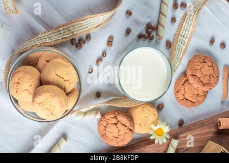 Biscuits au beurre dans un pot en verre avec un verre de lait Banque D'Images