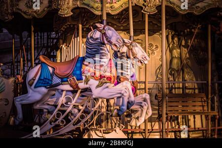 Des chevaux vibrants lors d'une promenade traditionnelle en carrousel à Montmartre, Paris, France. Pris sur une chaude, Golden automne matin en septembre Banque D'Images