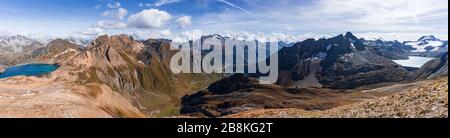 Vue panoramique sur les Alpes italiennes pendant une journée d'automne. Banque D'Images