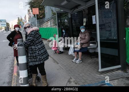 Jérusalem, Israël. 22 mars 2020. La circulation piétonnière, mais existante, dans les rues de Jérusalem, alors que les autorités imposent de nouvelles restrictions à la lumière de l'épidémie de Coronavirus. 945 Israéliens ont fait des tests positifs pour COVID-19 et des dizaines de milliers sont en quarantaine obligatoire de 14 jours pour une exposition potentielle. Crédit: NIR Alon/Alay Live News Banque D'Images