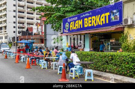 Vous pourrez manger en plein air au restaurant Alam Berkat Jalan Doraisamy Street Kuala Lumpur, Malaisie. Banque D'Images