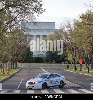 Washington, DC, États-Unis, 22 mars 2020. Le Service DES parcs nationaux DES ÉTATS-UNIS ferme les routes de Washington DC autour du bassin de Tidal pour réduire les visiteurs de Cherry Blossom am Banque D'Images