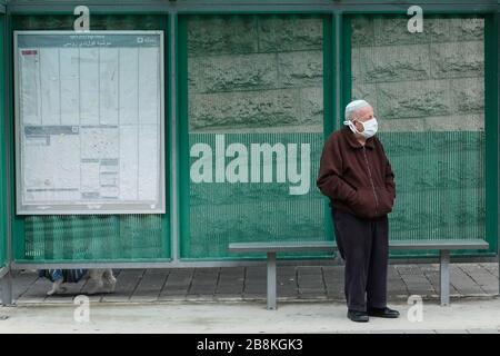 Jérusalem, Israël. 22 mars 2020. La circulation piétonnière, mais existante, dans les rues de Jérusalem, alors que les autorités imposent de nouvelles restrictions à la lumière de l'épidémie de Coronavirus. 945 Israéliens ont fait des tests positifs pour COVID-19 et des dizaines de milliers sont en quarantaine obligatoire de 14 jours pour une exposition potentielle. Crédit: NIR Alon/Alay Live News Banque D'Images