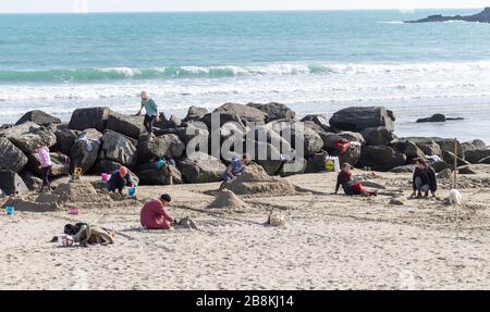 Rosscarbery, West Cork, Irlande. 22 mars 2020. Une belle journée ensoleillée a fait ressortir les familles le jour de la mère en profitant d'un peu d'air frais tout en se propageant sur la plage. Crédit: Aphperspective/Alay Live News Banque D'Images