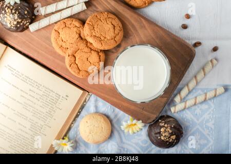 Biscuits au beurre sucré et une tasse de lait. Vue de dessus Banque D'Images