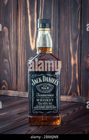 Kharkiv, Ukraine, 22 mars 2020: Une bouteille complète de whisky américain Jack Daniel sur fond de planche en bois sombre. Boisson forte. Editoria illustratif Banque D'Images