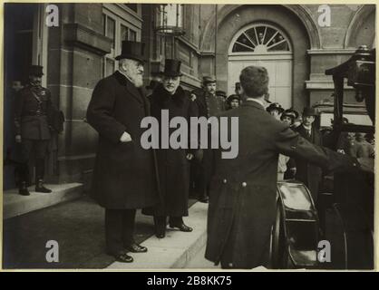 Conférence alliée (mars 1916) les MM. Jonnino Baron et Bourgeois. Le Jonnino Bourgeois et M. Baron à la Conférence des Alliés, Ministère des affaires étrangères, Quai d'Orsay, 7ème arrondissement, Paris, 27-29 mars 1916 Aonyme. Conférence des Alliés (mars 1916) M. le baron Jonnino et M. Bourgeois. Le Baron Jonnino et Monsieur Bourgeois à la Conférence des Alliés, Ministère des Affaires étrangères, quai d'Orsay, 7ème arrondissement, Paris, les 27-29 mars 1916. Rage au gélatino-bromure d'argent. 27 mars 1916-29 mars 1916. Paris, musée Carnavalet. Banque D'Images