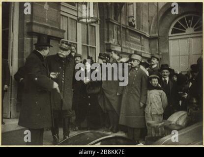 Conférence alliée (mars 1916) : G [ener] al Joffre et M. Briand. Le général Joseph Joffre et M. Aristide Briand à la Conférence des Alliés, Ministère des affaires étrangères, Quai d'Orsay, 7ème arrondissement, Paris, 27-29 mars 1916 Aonyme. Conférence des Alliés (mars 1916) : général Joffre et M. Briand. Le général Joseph Joffre et Monsieur Aristide Briand à la Conférence des Alliés, Ministère des Affaires étrangères, quai d'Orsay, 7ème arrondissement, Paris, les 27-29 mars 1916. Rage au gélatino-bromure d'argent. 27 mars 1916-29 mars 1916. Paris, musée Carnavalet. Banque D'Images