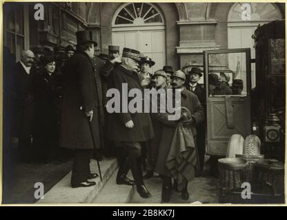 Conférence alliée (mars 1916) : G [ener] al Joffre et M. Briand. Le général Joseph Joffre et M. Aristide Briand à la Conférence des Alliés, Ministère des affaires étrangères, Quai d'Orsay, 7ème arrondissement, Paris, 27-29 mars 1916 Aonyme. Conférence des Alliés (mars 1916) : général Joffre et M. Briand. Le général Joseph Joffre et Monsieur Aristide Briand à la Conférence des Alliés, Ministère des Affaires étrangères, quai d'Orsay, 7ème arrondissement, Paris, les 27-29 mars 1916. Rage au gélatino-bromure d'argent. 27 mars 1916-29 mars 1916. Paris, musée Carnavalet. Banque D'Images