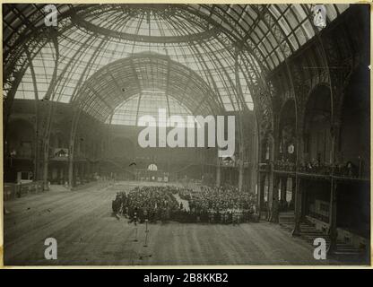 Revue le 14 juillet 1916 : Président destin du grand palais. Le Président de la République française Raymond Poincaré quitte la cérémonie mort des diplômes pour les familles de la patrie au Grand Hall, 8ème arrondissement, Paris, 14 juillet 1916. Anonyme. Revue de 14 juillet 1916 : le président du grand palais. Le Président de la République française Raymond Poincaré sort de la remise des diplômes de mort pour la Patrie aux familles, au Grand Palais, 8ème arrondissement, Paris, le 14 juillet 1916. Rage au gélatino-bromure d'argent. 14 juillet 1916-14 juillet 1916. Paris, musée Carnavalet. Banque D'Images