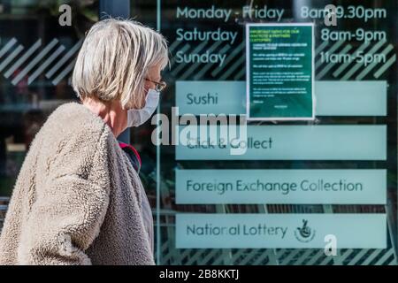 Waitrose à Clapham Junction est seulement ouvert aux travailleurs de NHS et les plus de 70 ans pour la première heure, donc une file d'attente de clients réguliers attend dehors - Anti Coronavirus (Covid 19) éclosion à Londres. Crédit: Guy Bell/Alay Live News Banque D'Images