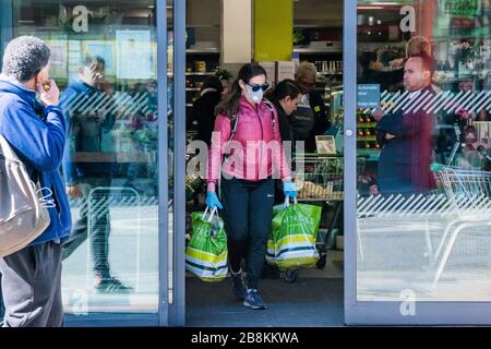 Les travailleurs reconnaissants et les retraités partent avec leurs achats - Waitrose à Clapham Junction est seulement ouvert aux travailleurs de NHS et les plus de 70 ans pour la première heure, donc une file d'attente de clients réguliers attend dehors - Anti Coronavirus (Covid 19) éclosion à Londres. Crédit: Guy Bell/Alay Live News Banque D'Images