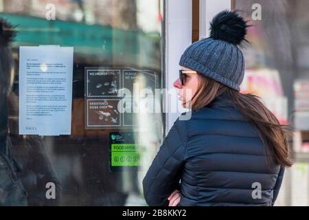 Londres, Royaume-Uni. 22 mars 2020. Gails permet seulement à quelques personnes à la fois de sorte que les clients attendent dehors - Anti Coronavirus (Covid 19) éclosion à Londres. Crédit: Guy Bell/Alay Live News Banque D'Images