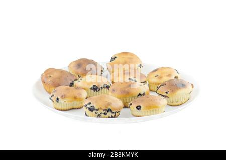 Muffins aux bleuets isolés sur fond blanc. Muffin avec bleuets Banque D'Images