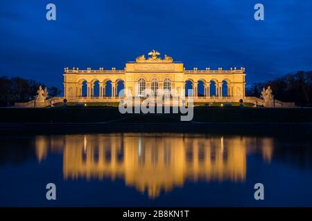 Vue de nuit sur la structure de Gloriette dans le palais de Schönbrunn, Vienne, Autriche Banque D'Images