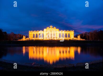 Vue de nuit sur la structure de Gloriette dans le palais de Schönbrunn, Vienne, Autriche Banque D'Images