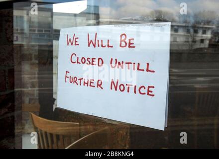 nous serons fermés à la main jusqu'à nouvel ordre signe dans la fenêtre d'un restaurant de café en raison de covid-19 à la glengormley newtownabbatibatibatibatibatibatibatibatibatibatiale nord irlande uk Banque D'Images