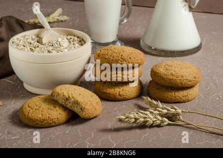 Flocons d'avoine sur fond beige avec flocons d'avoine, spiquets et lait. Le concept de véganisme, une alimentation saine. Petit déjeuner correct, menu enfants. Ho Banque D'Images