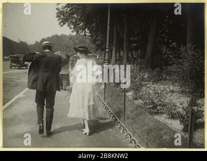 Bois de Boulogne : mode. Couple marcher dans le Bois de Boulogne, 16ème arrondissement, Paris, pendant la seconde Guerre mondiale Anonyme. Bois de Boulogne : mode la. Couple en promenade au Bois de Boulogne, 16ème arrondissement, Paris, durant la première Guerre mondiale. Musée Carnavalet, Histoire de Paris Banque D'Images