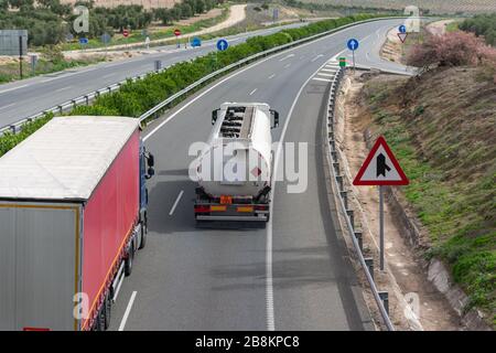 Camion-citerne avec marchandises dangereuses circulant sur la route Banque D'Images