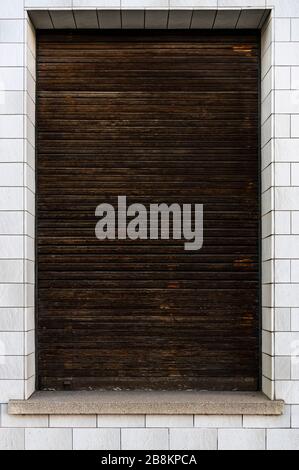 Façade carrelée, tissée avec soffit avec volets en bois fermés cousue et bas de caisse en béton à copeaux Banque D'Images