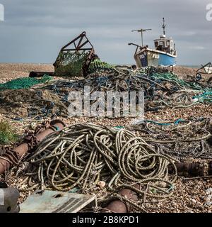 Dungeness, Kent, Angleterre - 15 mars 2020 : Dungeness est un promontoire du désert sur la côte du Kent en Angleterre. Vieux bateau de pêche avec filet. Banque D'Images