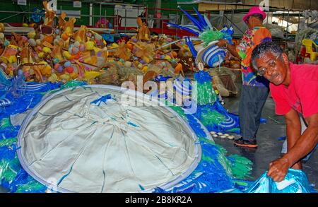 Démantèlement des costumes de carnaval; recyclage; hommes qui travaillent, réutilisent, conservation des matériaux, Amérique du Sud; Rio de Janeiro; Brésil; été Banque D'Images