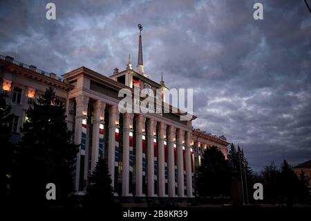 Maison du bâtiment du gouvernement soviétique à Tiraspol. Transnistrie ou Pridnestrovie (République moldave de Pridnestrovian) est un état de fait entre la Moldavie et l'Ukraine qui a déclaré son indépendance vis-à-vis de la Moldavie en 1990, entraînant une guerre civile qui a duré jusqu'en 1992. Aucun État membre de l'ONU ne reconnaît Pridnestrovie, mais il maintient son autonomie fonctionnelle avec le soutien militaire et économique de la Russie. Banque D'Images