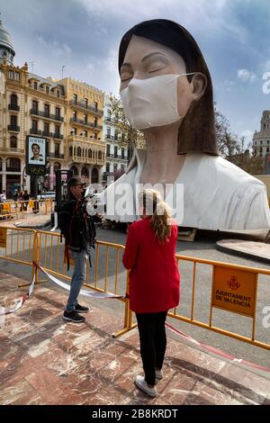 L'équipe espagnole de presse de télévision a signalé l'épidémie de coronavirus, Placa de l'Ajuntament, Valencia, Espagne. Banque D'Images