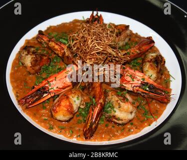 risotto grillé aux crevettes tigrées, riz cuit dans une sauce riche au homard de roche aromatisé Banque D'Images