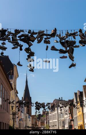 Une étrange coutume de chaussures suspendues au-dessus de la rue, ville de Flensburg sur le fjord de Flenburg, ville frontière au Danemark, Schleswig-Holstein, Allemagne du Nord, Banque D'Images