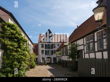 Arrière-cour historique dans la ville de Flensburg sur le fjord de Flenburg, ville frontalière du Danemark, Schleswig-Holstein, Allemagne du Nord, Europe centrale, Banque D'Images