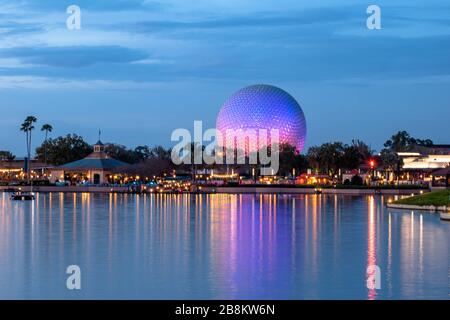 Orlando, Floride. 11 mars 2020. Sphère colorée sur fond susnset à Epcot Banque D'Images