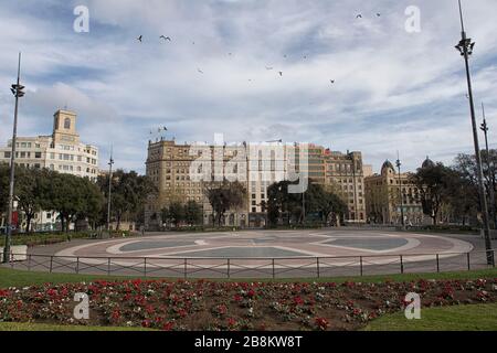 Plaza Catalunya, le centre nerveux de Barcelone, fermé au public en raison de l'état d'alarme décrété par le président espagnol, Pedro Sánchez. Banque D'Images