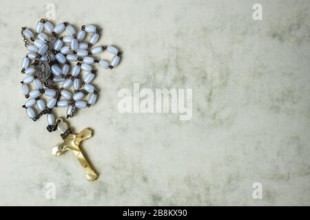 rosaire avec des perles blanches, une croix ivoire et une petite plaque avec l'image de Jésus Banque D'Images