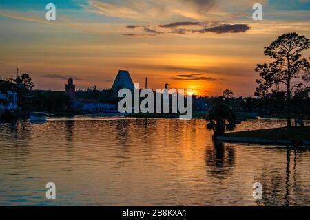 Orlando, Floride. 11 mars 2020. Dockside sur un magnifique coucher de soleil à Epcot Banque D'Images