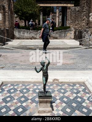 Danser la statue de Faun à la Maison du Faun, Campanie, Pompéi, Italie Banque D'Images