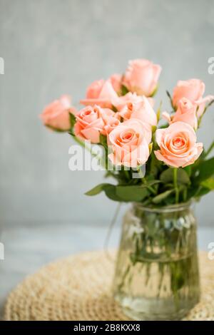 Bouquet de roses roses dans un vase Banque D'Images