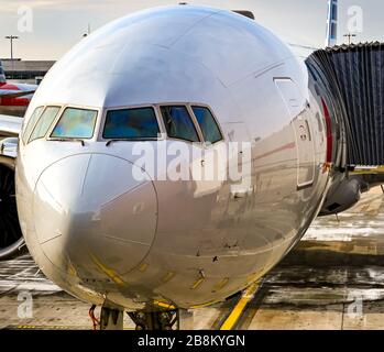 LONDRES, ANGLETERRE - NOVEMBRE 2018 : peinture polie brillante sur le nez d'un avion Boeing 777 d'American Airlines à l'aéroport Heathrow de Londres Banque D'Images