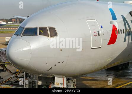 LONDRES, ANGLETERRE - NOVEMBRE 2018 : gros plan sur un avion Boeing 777 d'American Airlines à l'aéroport Heathrow de Londres Banque D'Images